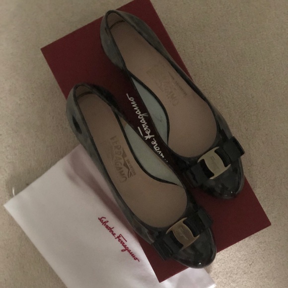 Brand New Salvatore Ferragamo Vara Bow Pumps 6.5 - Picture 3 of 6